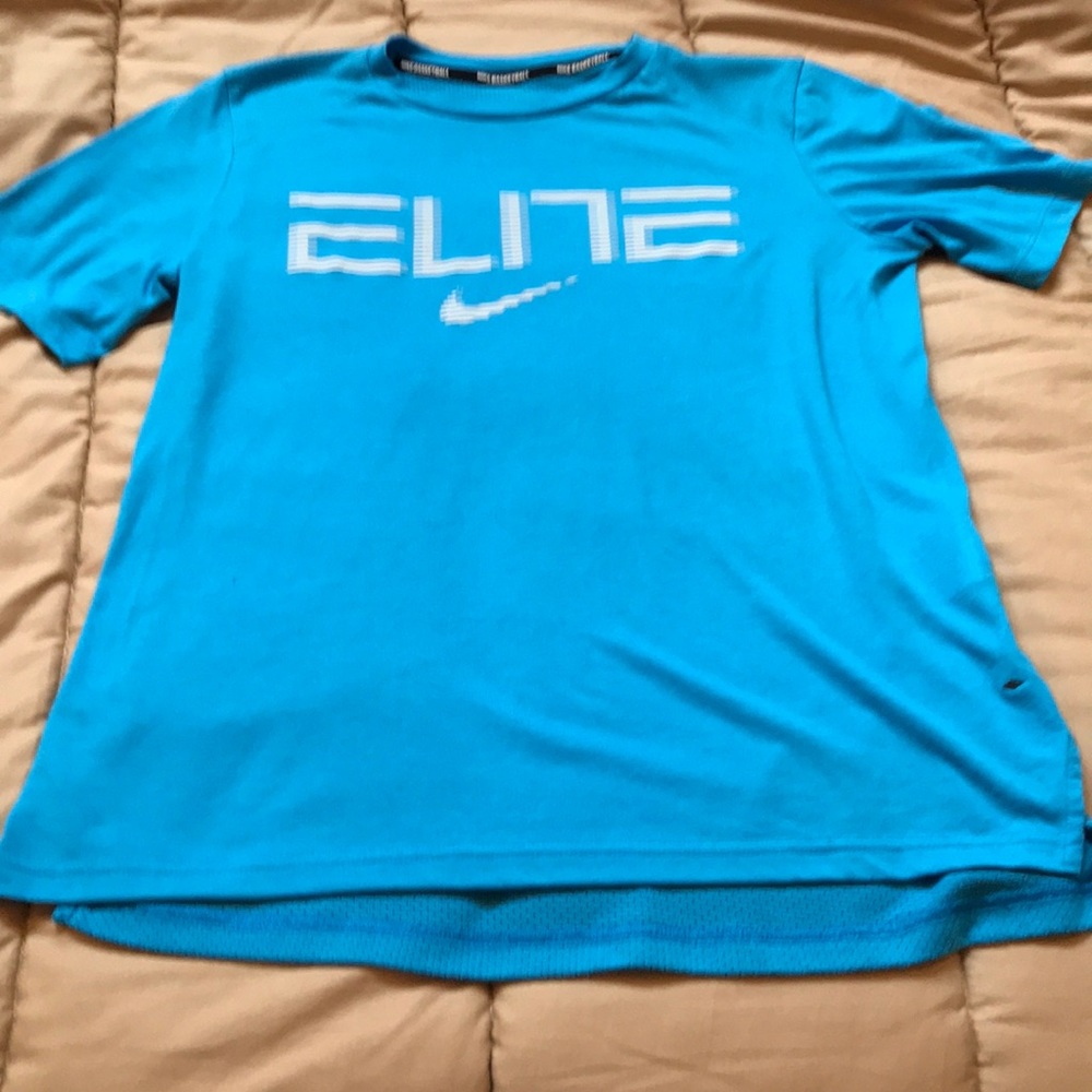 Nike Boys Basketball Shirt. EUC.⛹️‍♂️⛹️‍♂️🏀🏀